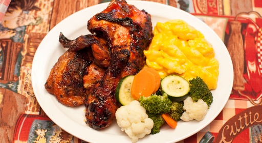 [08394] MACARONI PIE MEAL WITH BBQ CHICKEN LEG AND THIGH